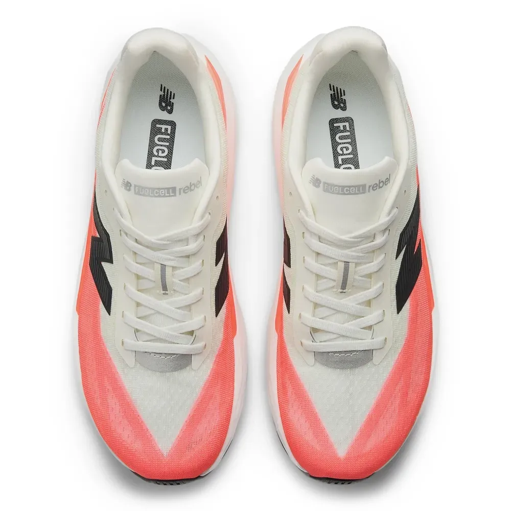 Tênis New Balance Fuelcell Rebel V5 branco com coral visto de cima destacando o interior acolchoado e design moderno